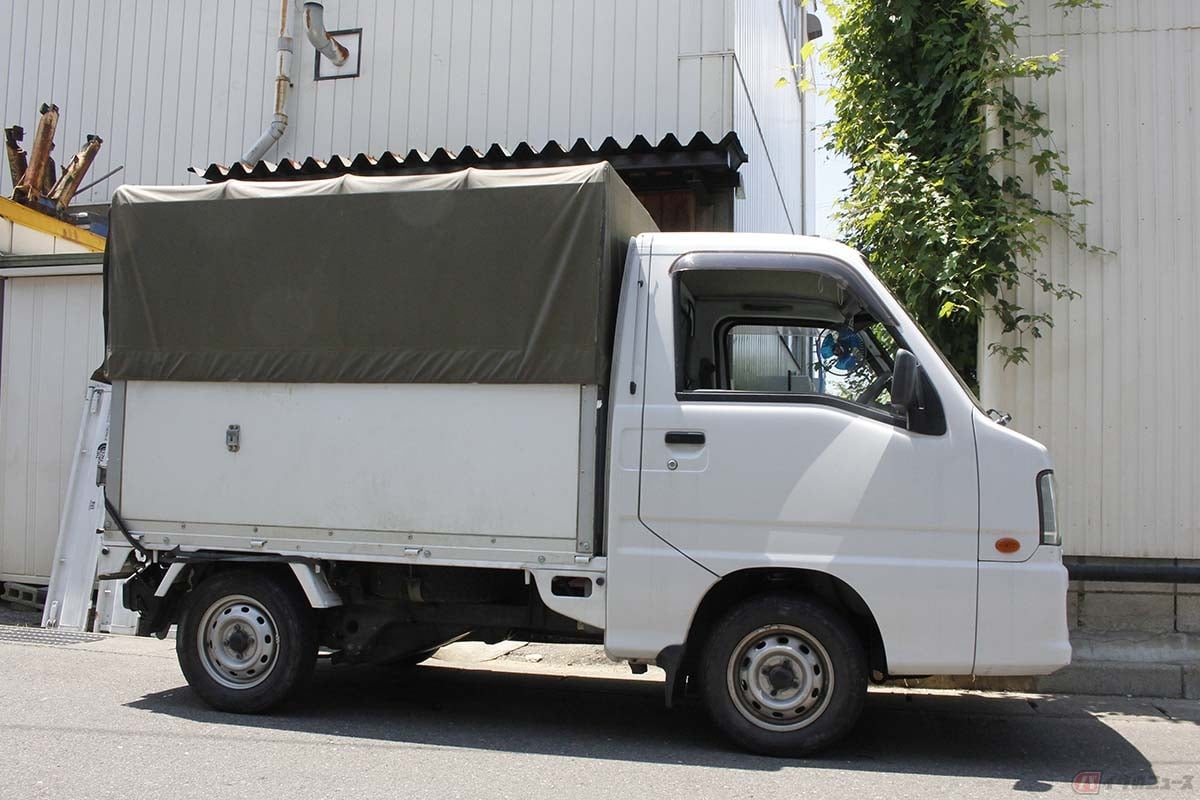 シークレットシューズならぬ「シークレット幌天井?」がこれです。低いときの幌天井の高さは、ハイルーフバンやワゴンと同じ高さに設定されていて、駐車場でも入れやすい車高になります。高速走行時の風圧が少ないのも特徴になります
