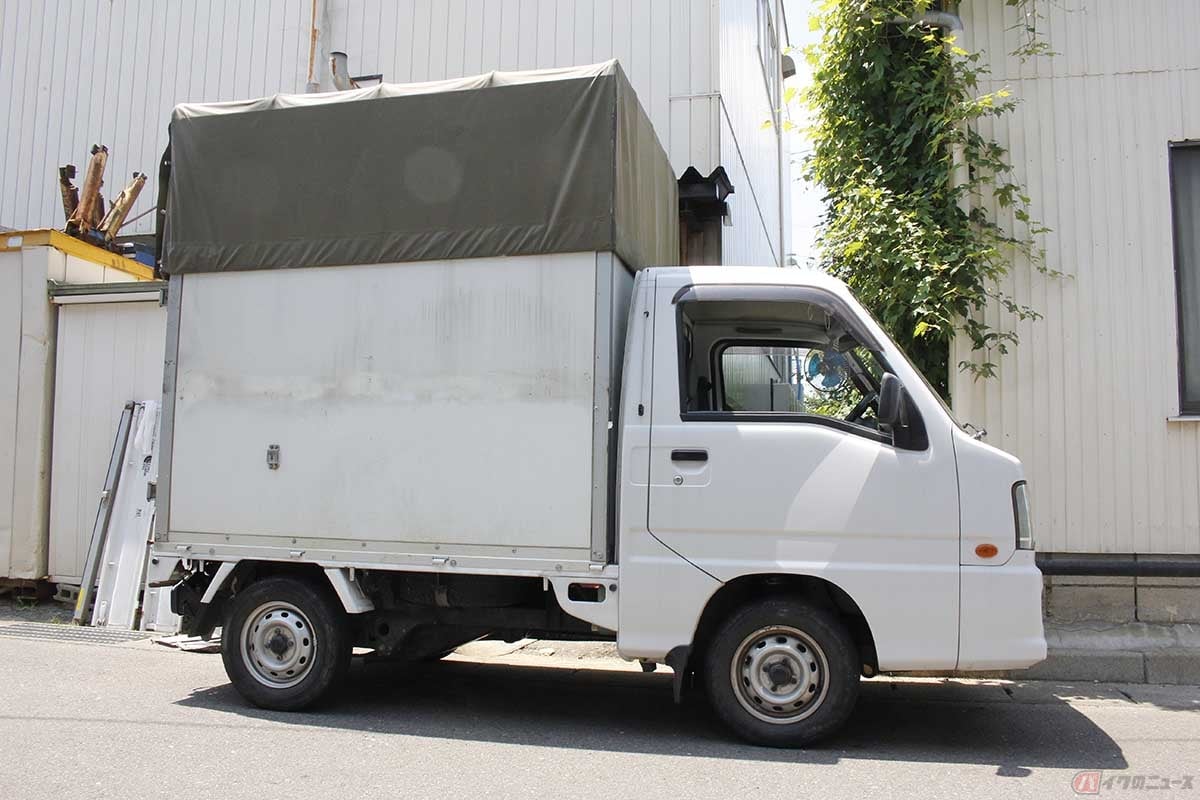 可変幌ルーフを高く固定すると、このような高さになります。ある程度の長物部品の積載時には、使い勝手が良い軽トラになります。雨で荷室が濡れてしまうこともありません。この高低差は、ものの数分で変更することができて、大変便利だそうです