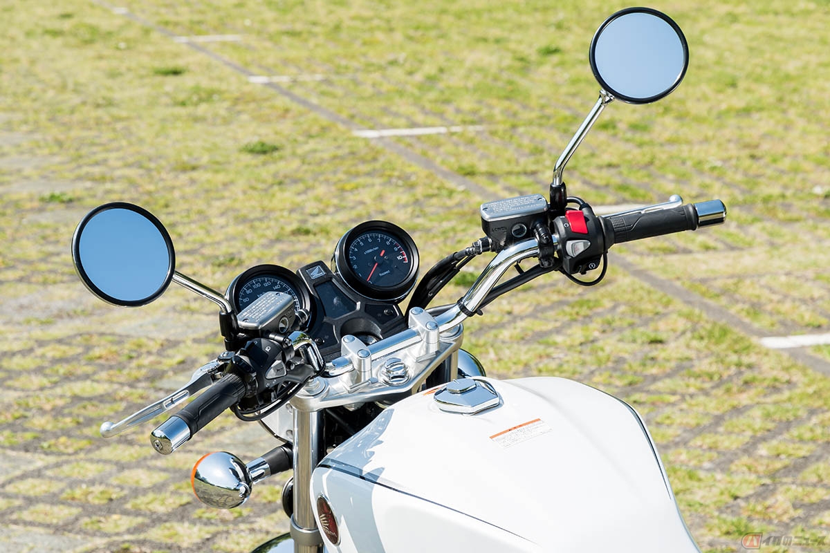 トップブリッジとグリップの高低差が激しい「アップハンドル」。客観的な定義があるわけではありません