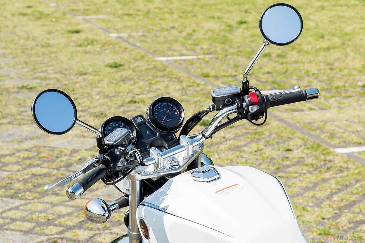 トップブリッジとグリップの高低差が激しい「アップハンドル」。客観的な定義があるわけではありません