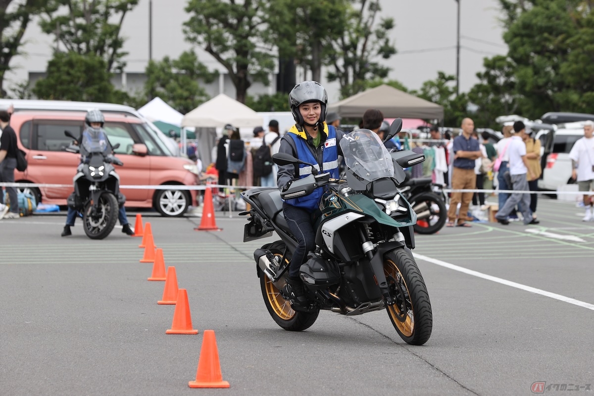 急制動、回避、コーナリング、スラローム、緊急回避と、日常どこかしらで出会うかもしれない場面を想定して練習開始