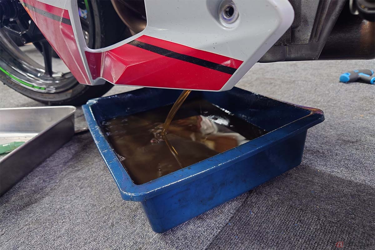 最初のオイル交換の目安は、走行距離が1000kmに達したころがよい