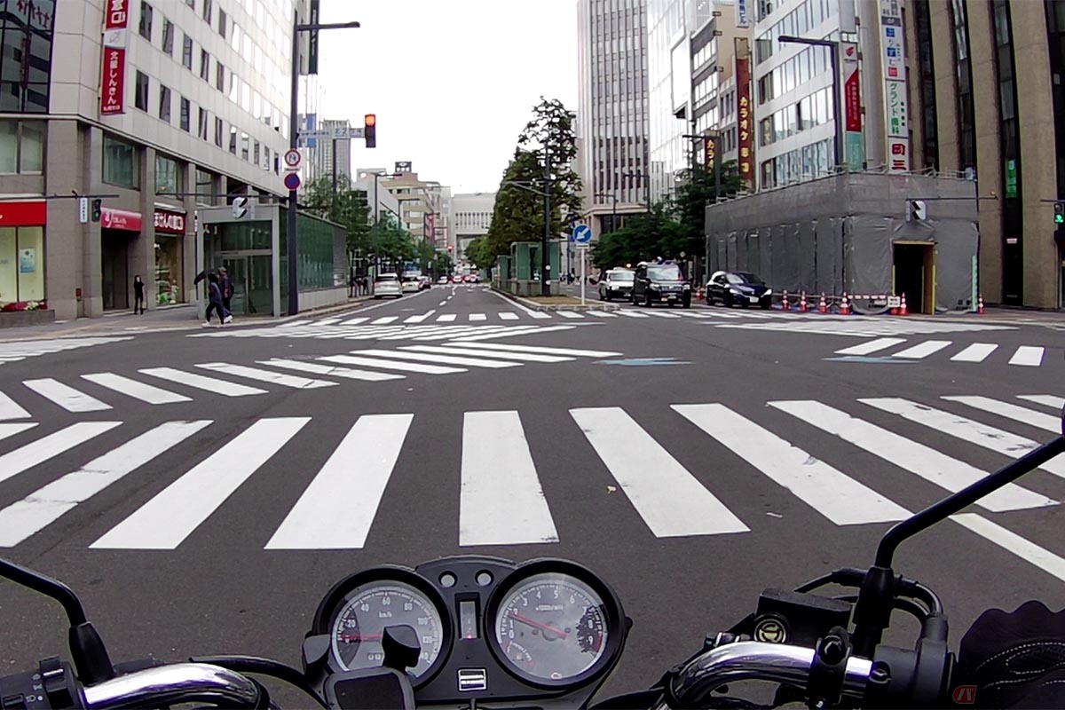 交差点内にいるときに赤信号に変わって、取り締まりの対象にならないケースは、信号を守って交差点に進入した場合に限られる