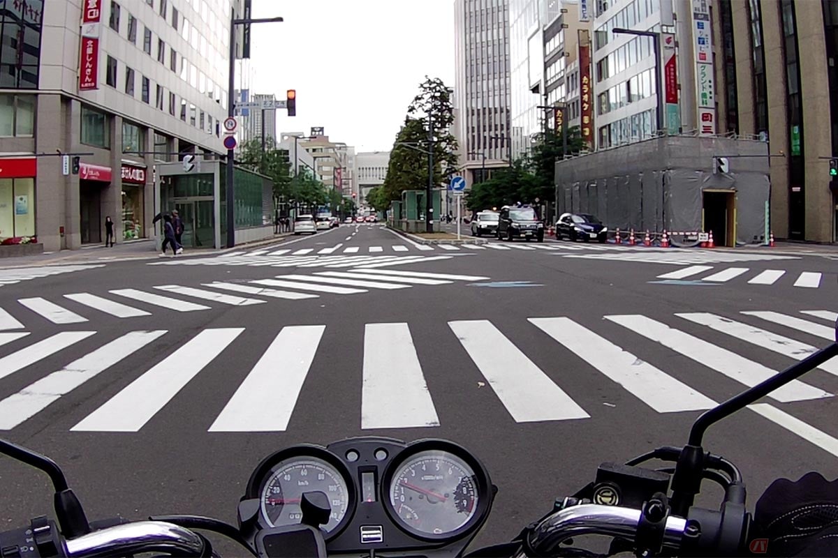 交差点内にいるときに赤信号に変わって、取り締まりの対象にならないケースは、信号を守って交差点に進入した場合に限られる