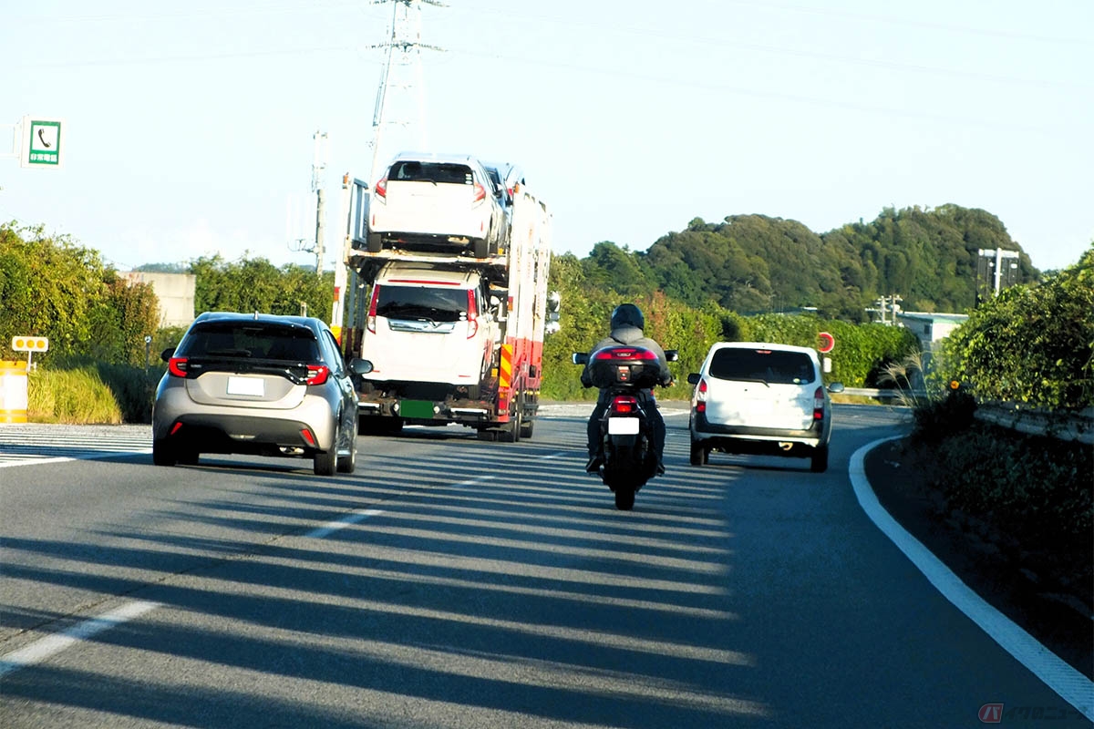 道路交通法には違反となる走行距離が明記されていないため、追い越し車線を使用する際は例外も含め、安全に使用する必要がある