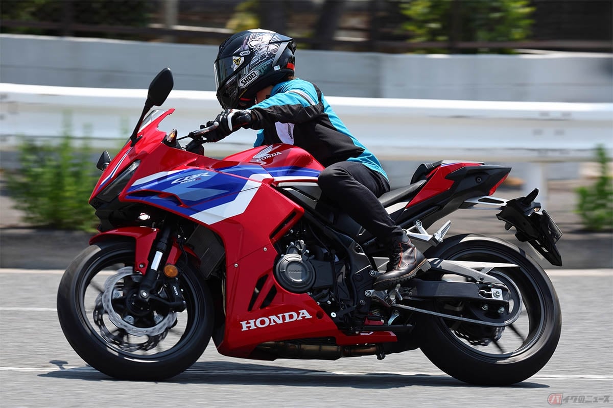 ホンダ「CBR400R」の走りを楽しむ石塚健選手