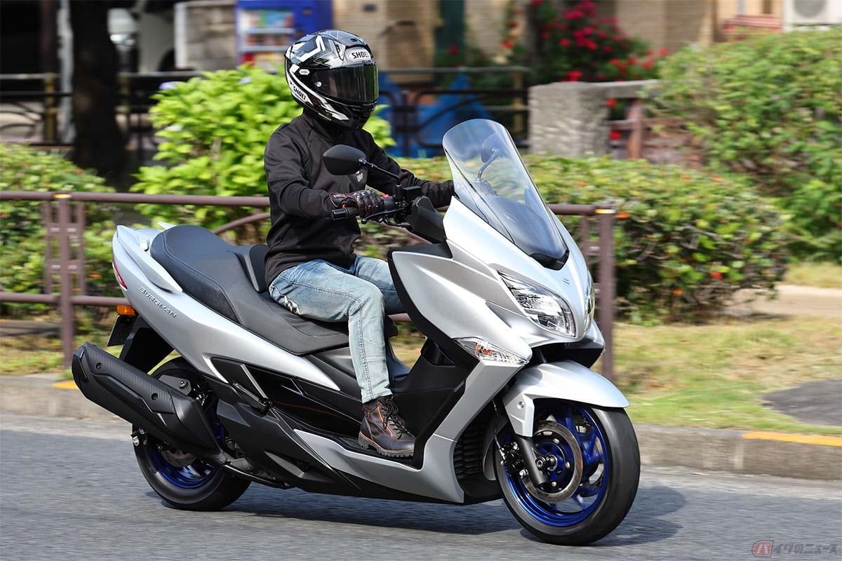 スズキ「バーグマン400 ABS」の走りを楽しむレーシングライダーの石塚健選手