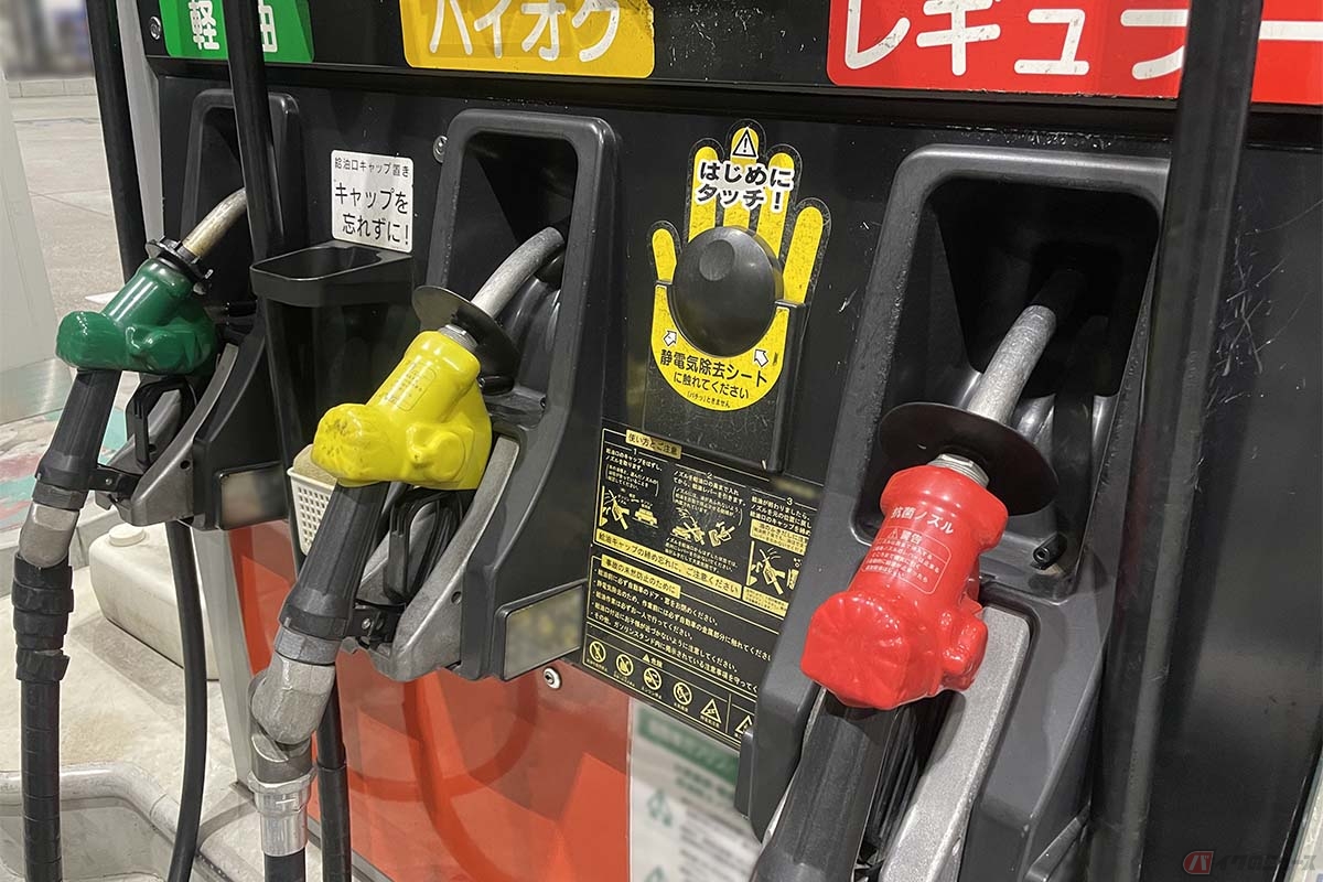 ガソリンスタンドのノズルも色分けされていて、赤がレギュラー、黄色がハイオク、緑が軽油となっている