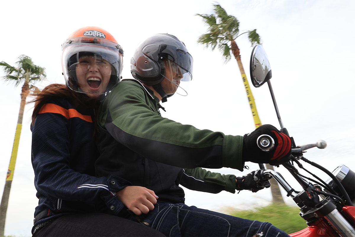 バイクに乗る際は、夏の暑い日でも万が一を考えて身軽なサンダルではなく、安全性の高い靴を履く必要がある