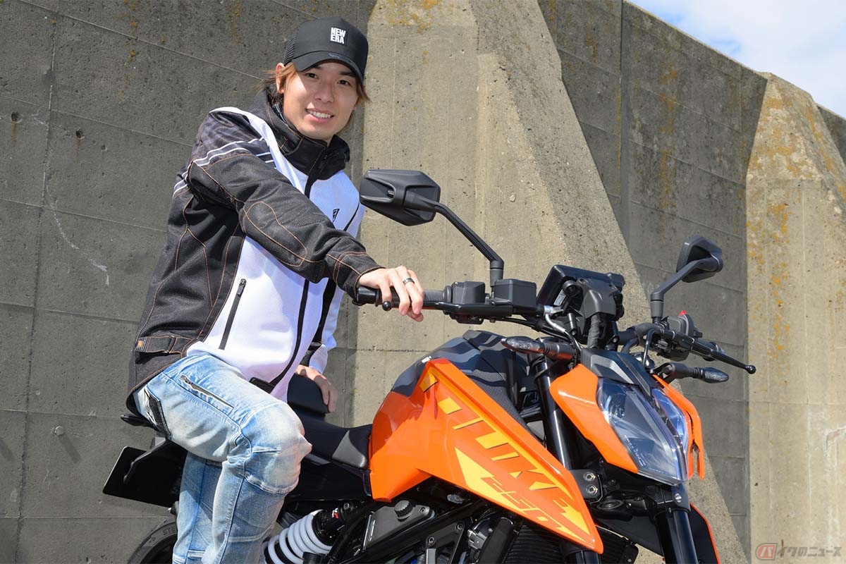 KTM 「250 DUKE」とレーシングライダーの石塚健選手