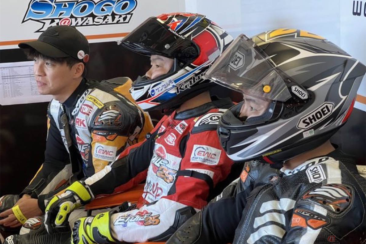 ピットで走行時間を待つチームエトワールのライダー達
