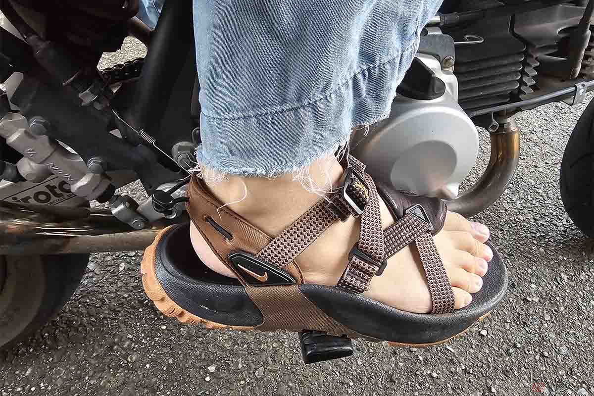 バイクに乗る際は、道路交通規則に書かれていない履物の明確な線引きは存在しない