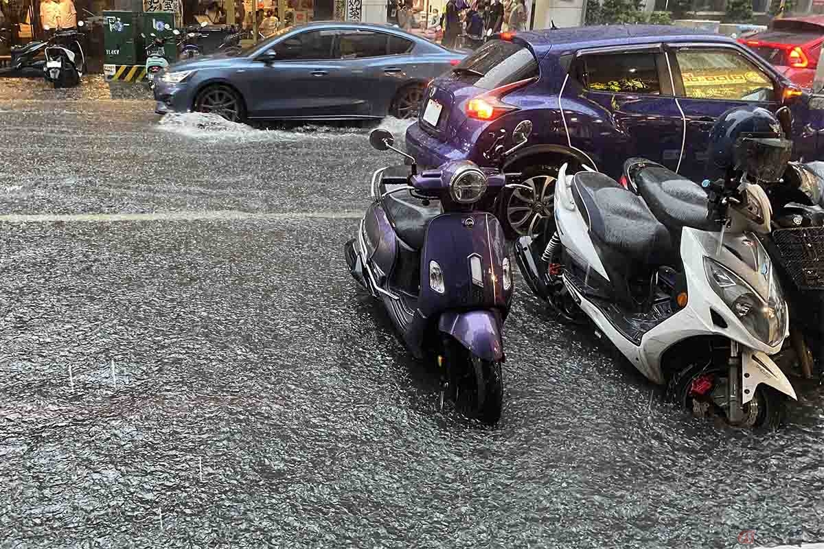 バイクのエンジン本体は密閉されているので、水がかかったぐらいでは問題は無い
