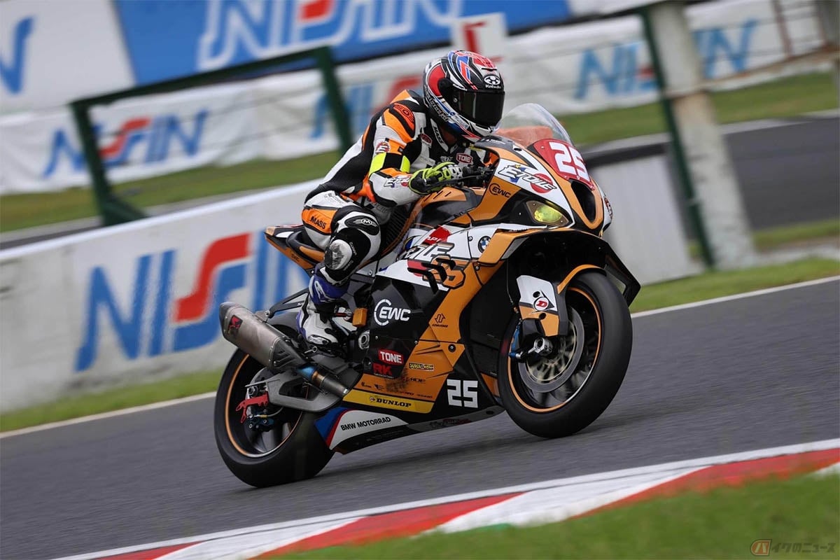 AKRAPOVIC製マフラーが搭載されたマシンで走る大久保光選手