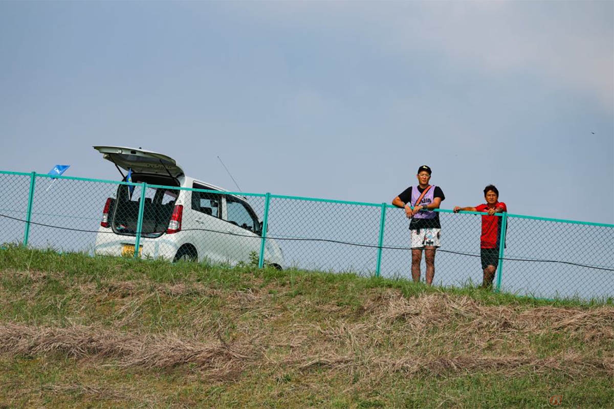 コースサイドで取材中に、Astemo Honda Dream SI Racingの伊藤真一監督とセッションを見届けている濱原颯道選手