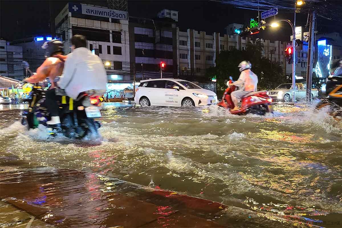 道路に溜まっている水は綺麗ではない為、トラブルの原因になりやすい