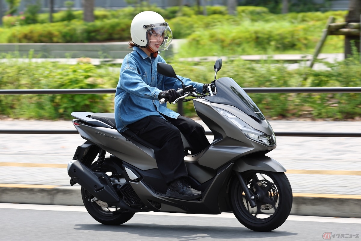 『PCX160』は、地面をタイヤが転がっているとは思えないほど滑らかな走り心地