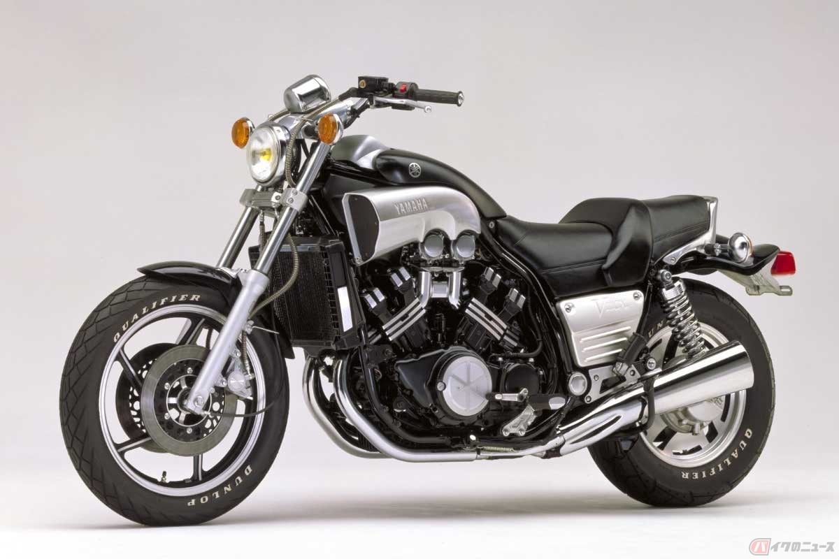 1985年に発売されたヤマハ「VMAX1200」は、V4エンジンが当時としては破格の145馬力を発揮。強大なパワーに対応するためシャフト駆動を採用
