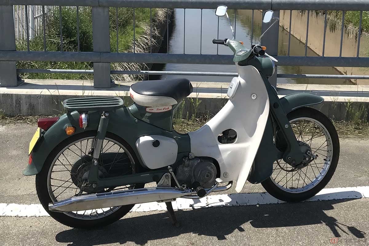 バイクオーナーの自分と同じ生誕年に工場出荷された、ホンダ「スーパーカブC100」の1962年モデル。通称名では「ピノキオテール大」になります。初期シリーズが「ワシ鼻テール」、次に「ピノキオ小テール」などがありました