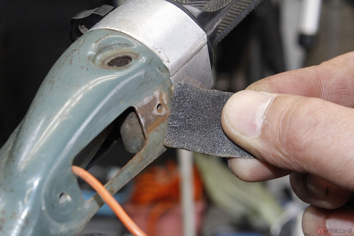 アース接点を磨いたことで安定的に点滅するようになりました。ウインカーリレーが正常に作動しているのなら、点滅しない原因の多くがアース不良にあると思います。旧車の多くがボティアースですが、この時代はボディアースに頼り過ぎだと思われます