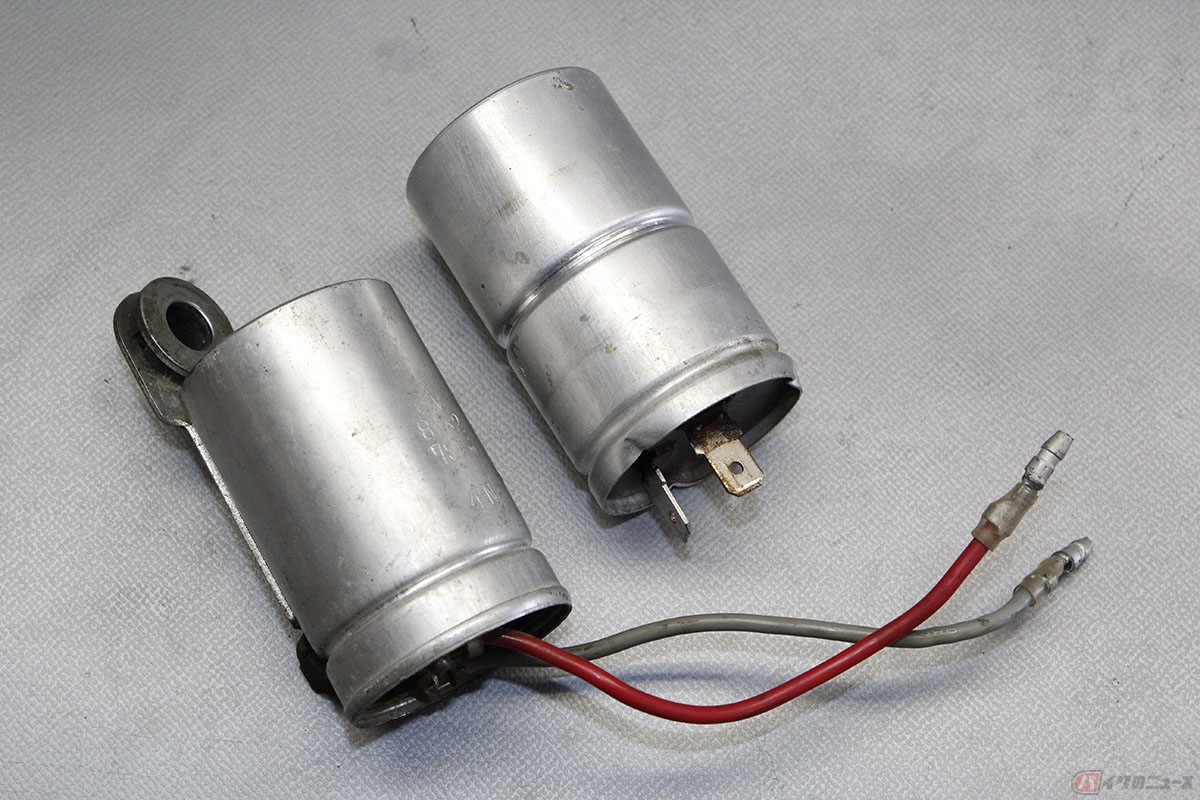 メインキーがオンの状態でウインカー電源に電気が流れていなかったので、いろいろ確認すると、どうやらアルミ筒型のウインカーリレーが壊れている?(それが原因で作動不良)　手持ちのホンダ純正新品部品の旧型6V用ウインカーリレーへ交換しました