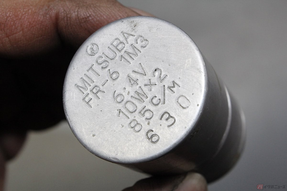 同じ6V仕様だったとしても、ウインカーリレーの場合は、利用するバルブのワット数が重要になります。明らかにワット数は異なっていましたが、通電するといい感じの点滅スピードで、バランスしているようにも見えますのでこのまま使おうと思います