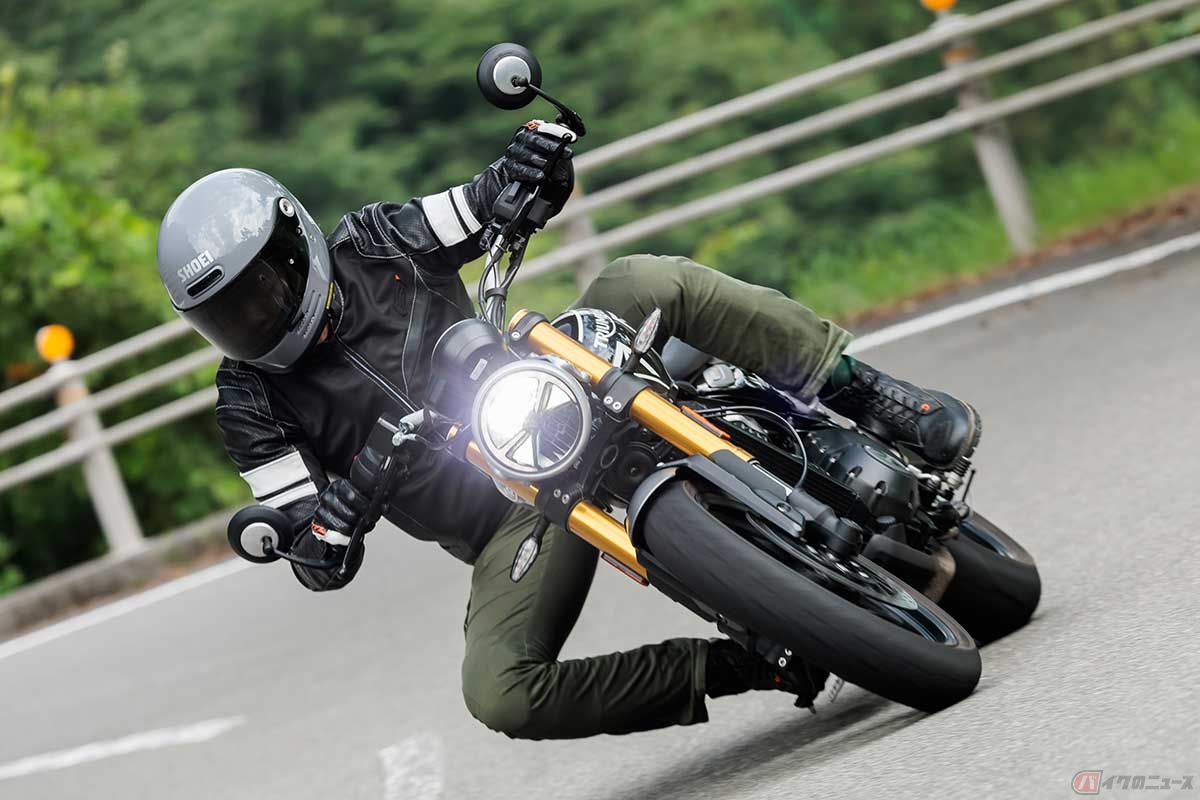 トライアンフ新型「SPEED 400」(2024年型)に試乗する筆者(中村友彦)