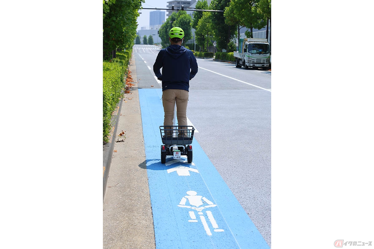 特定小型原付ストリーモ「S01JTA」に乗る筆者（近藤スパ太郎）。特定原付は車道の左側、自転車道を走るのが基本です
