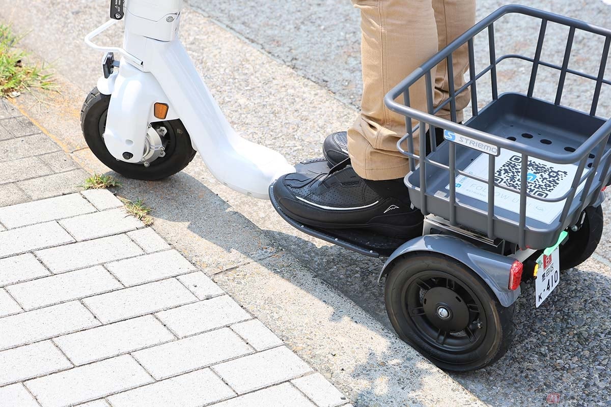 特定小型原付ストリーモ「S01JTA」。段差に鋭角に進入しても問題なく乗り越えてくれます