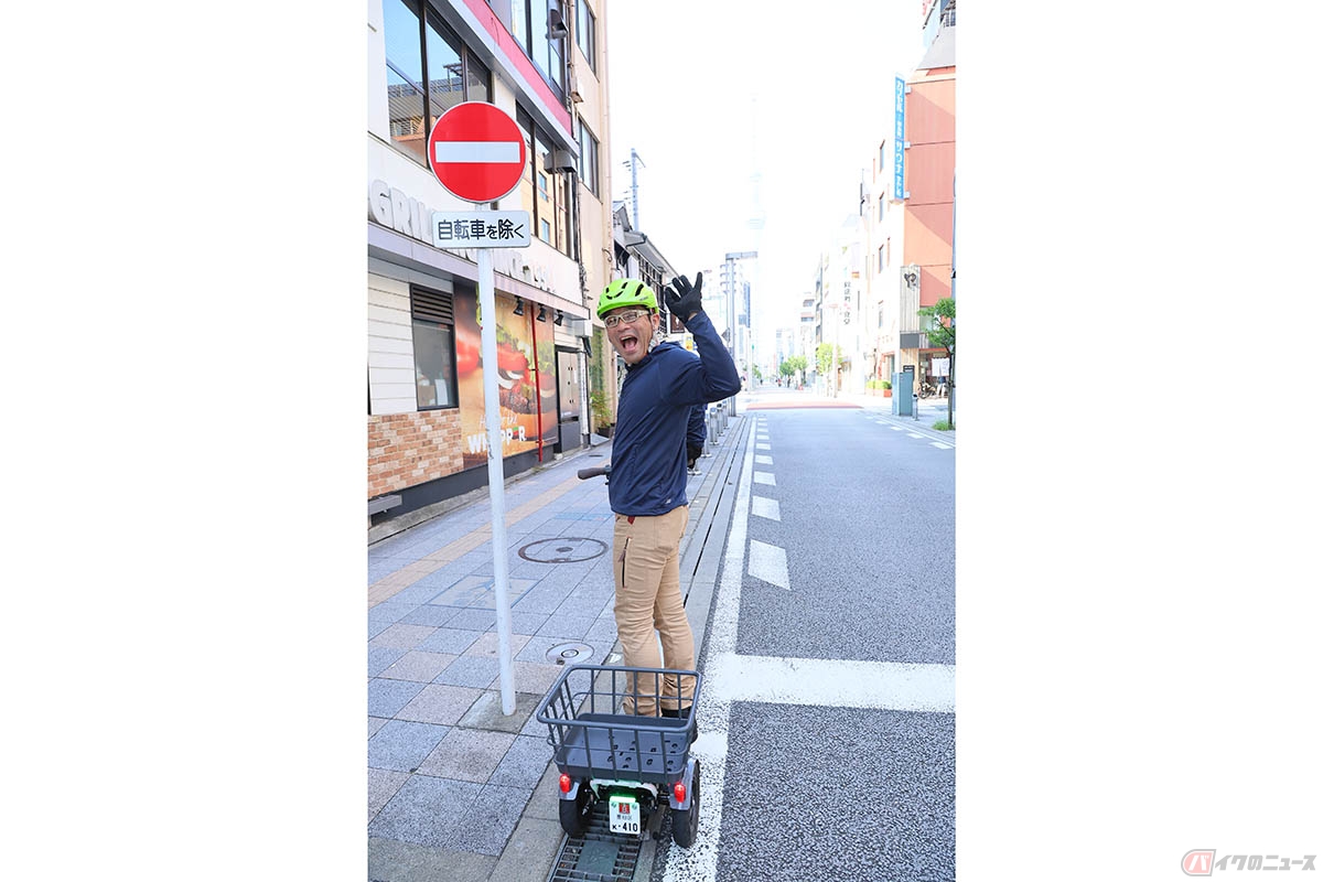 特定小型原付ストリーモ「S01JTA」。「侵入禁止」でも「自転車を除く」の場所は、車道の左側の通行が可能。ご覧のように停車時もステップボードに立ったままでOKなのが、ストリーモの特徴です！
