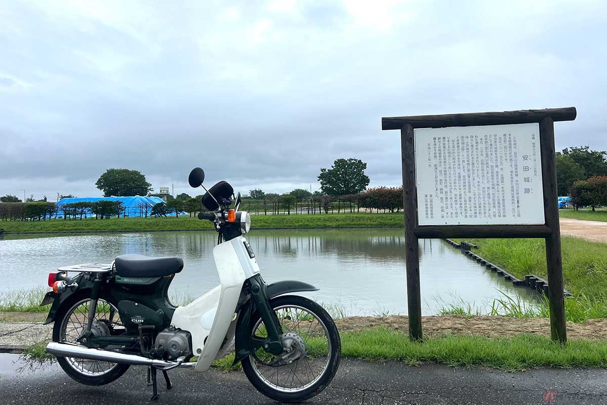 バイクで「安田城跡」へやって来たが、現地に設置された解説板の向こうは一見ただの平地。どこに城の跡が残っているのだろうと思ったが、この平地そのものが「平城」だった