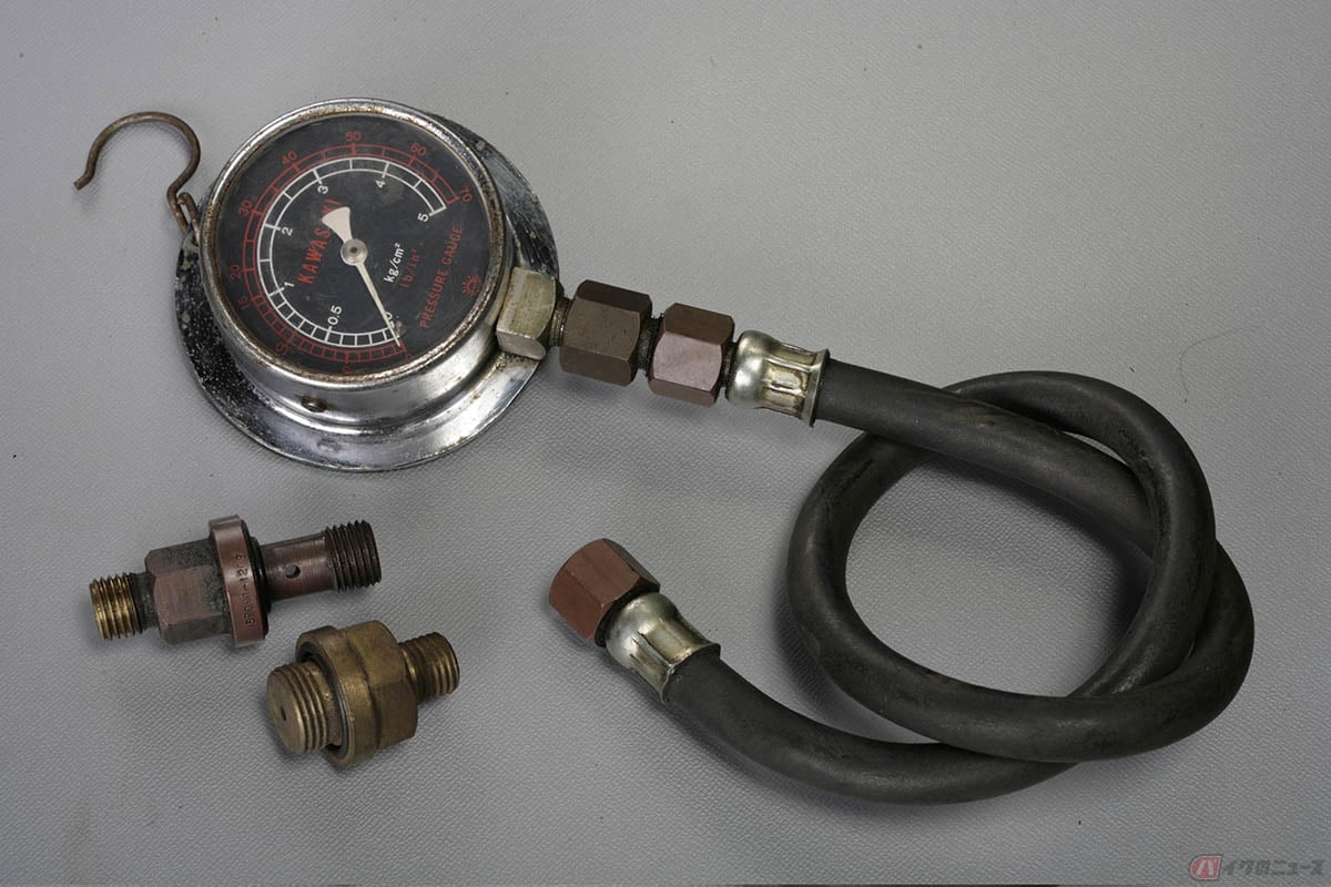 長年に渡って使い込まれているカワサキ純正特殊工具。測定用のアダプターを交換することで、様々な機種に対応することができます。アダプターさえ準備すれば、一般市販のプレッシャーゲージも接続利用することができます