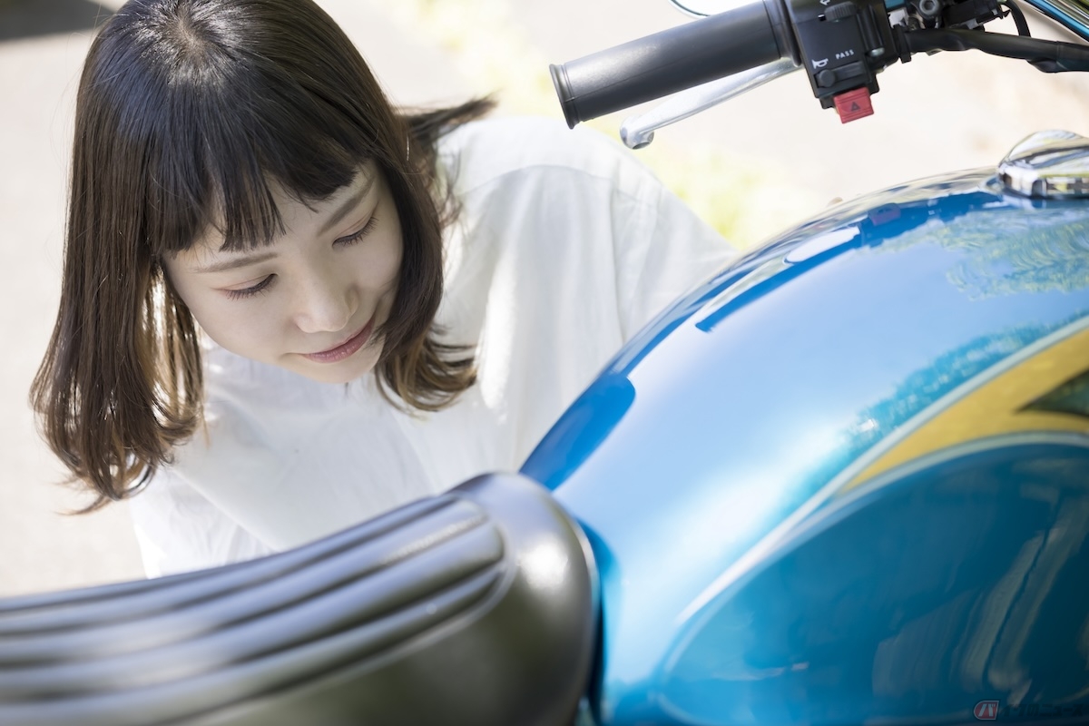 バイクは比較的セルフメンテナンスがしやすいことから、各種オイルを交換する人が多い