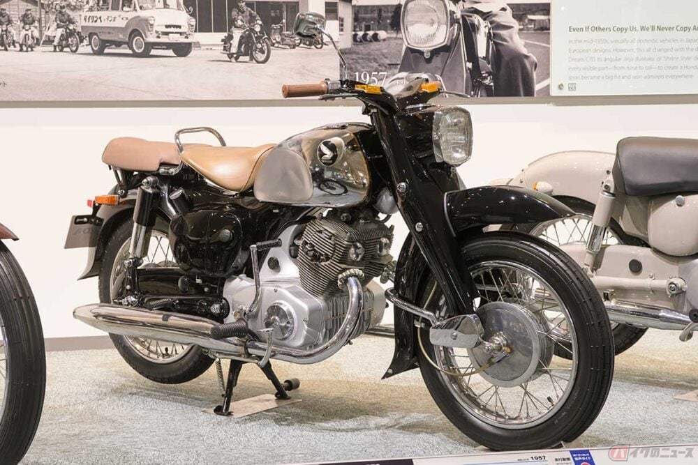 1957年に登場したホンダ初の4ストーク並列2気筒SOHCエンジンを採用した「ドリームC70」は、世界水準を超えたと評されるほど洗練された作り（写真の展示車両は1958年型）