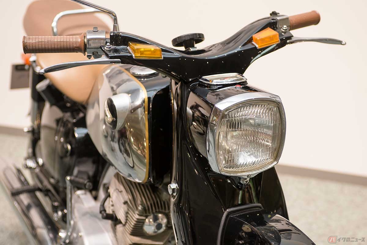 当時としては珍しい角型ヘッドライト。鋼板プレス製のハンドル上部に配置された角型ウインカーもユニーク