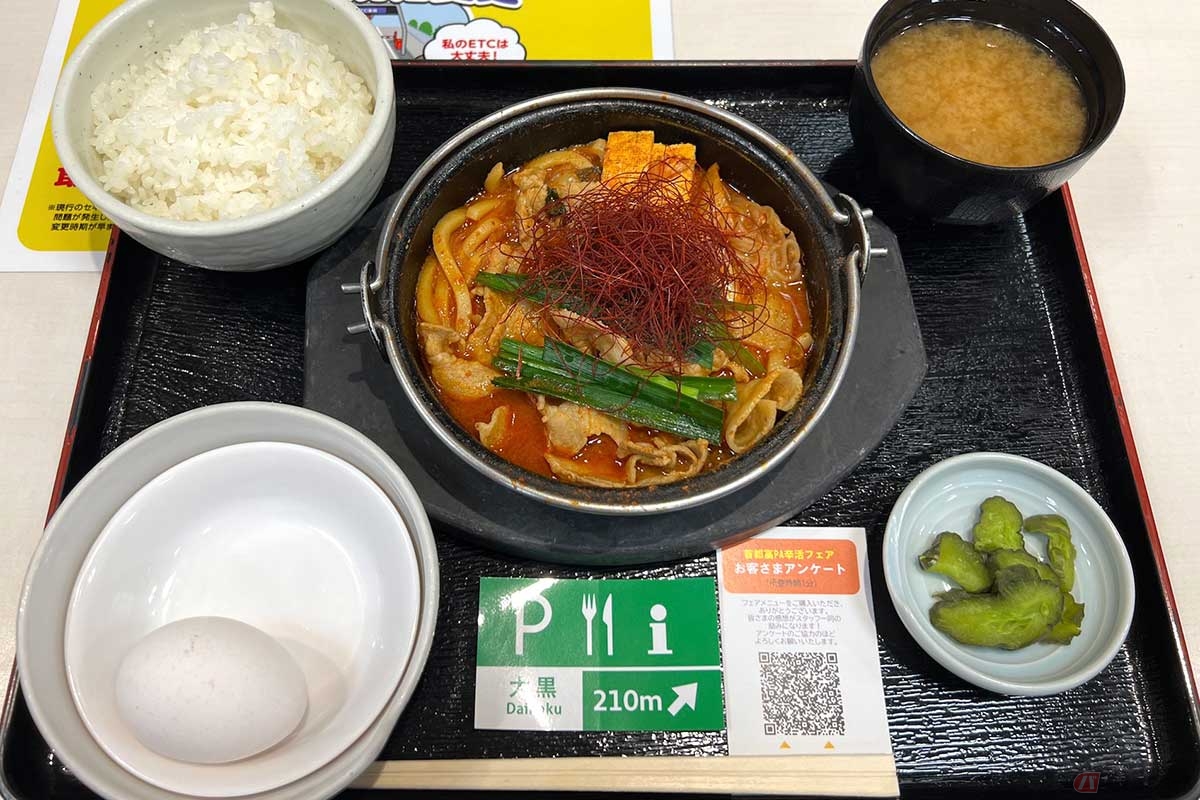 首都高「大黒PA」でいただく「旨辛豚チゲ定食(生たまごつき)」(1200円)は、いかにもチゲらしい真っ赤なスープに糸唐辛子が雰囲気よし。しっかり食べるには不足ないボリュームだった