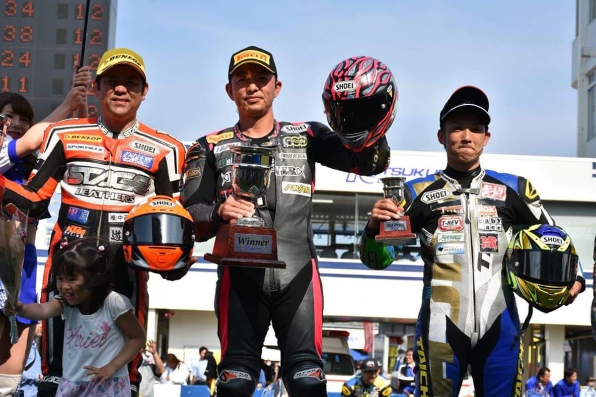 パワービルダーが手掛けたNinjaレーサー(GPZ900R)でテイスト・オブ・ツクバ(T.O.T)に参戦していた山根選手(中央)