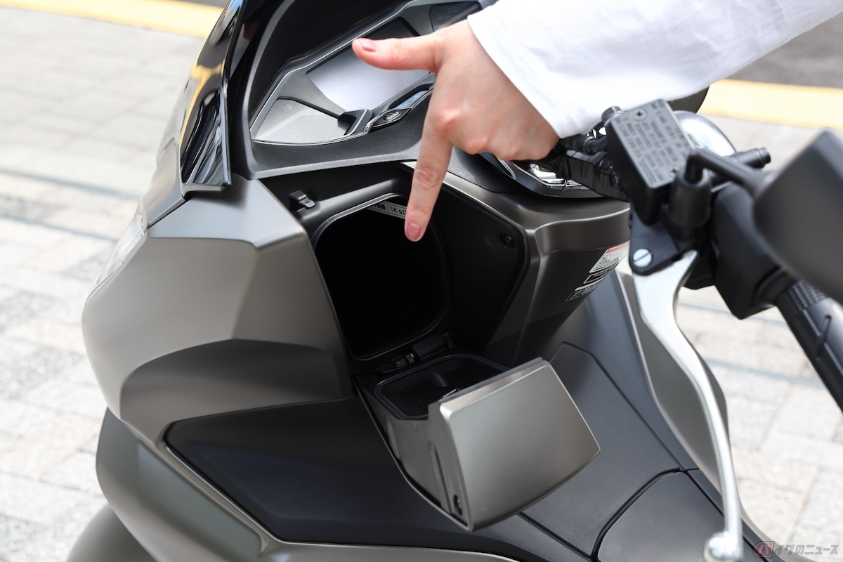 ハンドル下の左側には500mlペットボトルがすっぽり入るくらい深さのインナーボックスが付いている