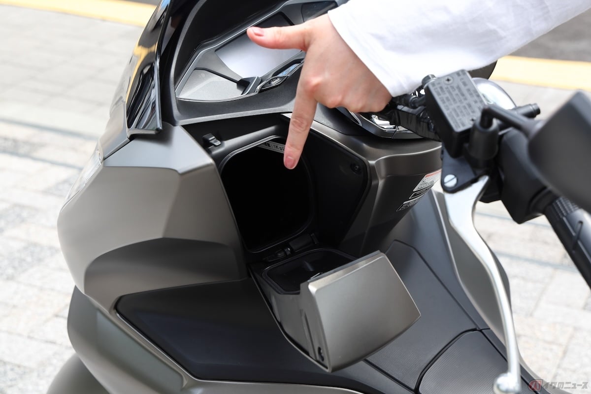 ハンドル下の左側には500mlペットボトルがすっぽり入るくらい深さのインナーボックスが付いている