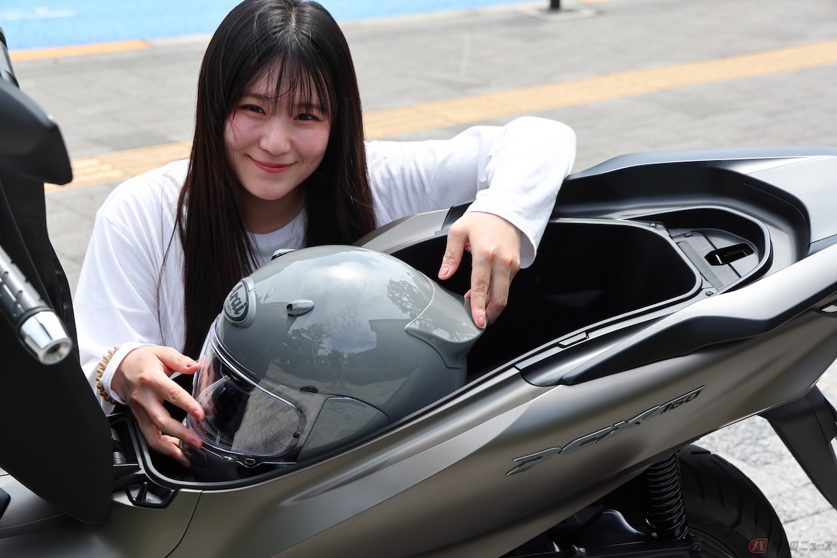 PCX160の30Lのラゲッジボックスには、フルフェイスのヘルメットもすっぽりと入った
