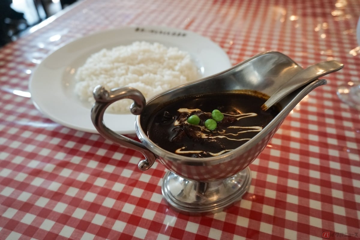 オススメの「特製ハヤシライス~ビーフシチュー仕立て~」は、ソースポットに入ったルウとライスが別々で提供されます