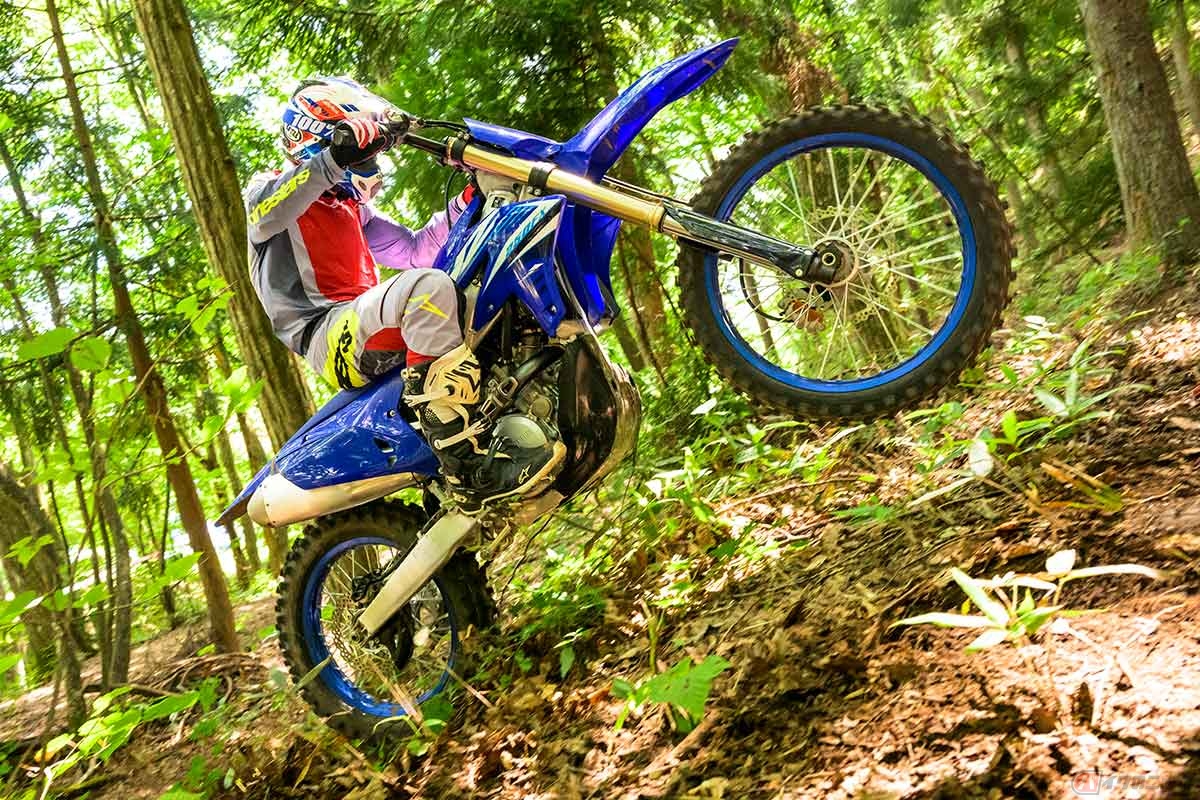 ヤマハ「YZ250FX」(2025年型)に試乗する筆者(青木タカオ)