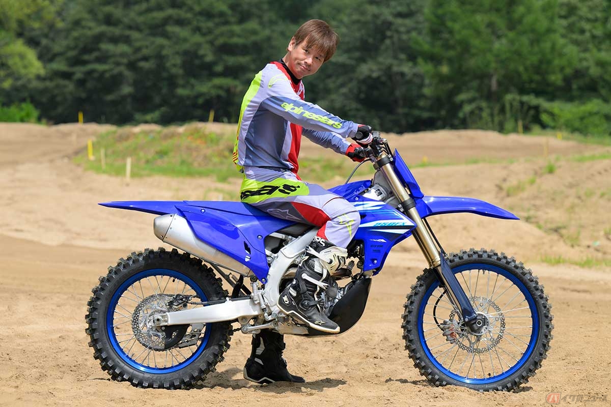 ストロークを短縮し、バネ定数も低い日本国内専用設定の前後サスペンションを装備するヤマハ「YZ250FX」(2025年型)に、身長175cmの筆者(青木タカオ)が跨った状態。難セクションで足を地面に置きたい場面では非常にありがたい