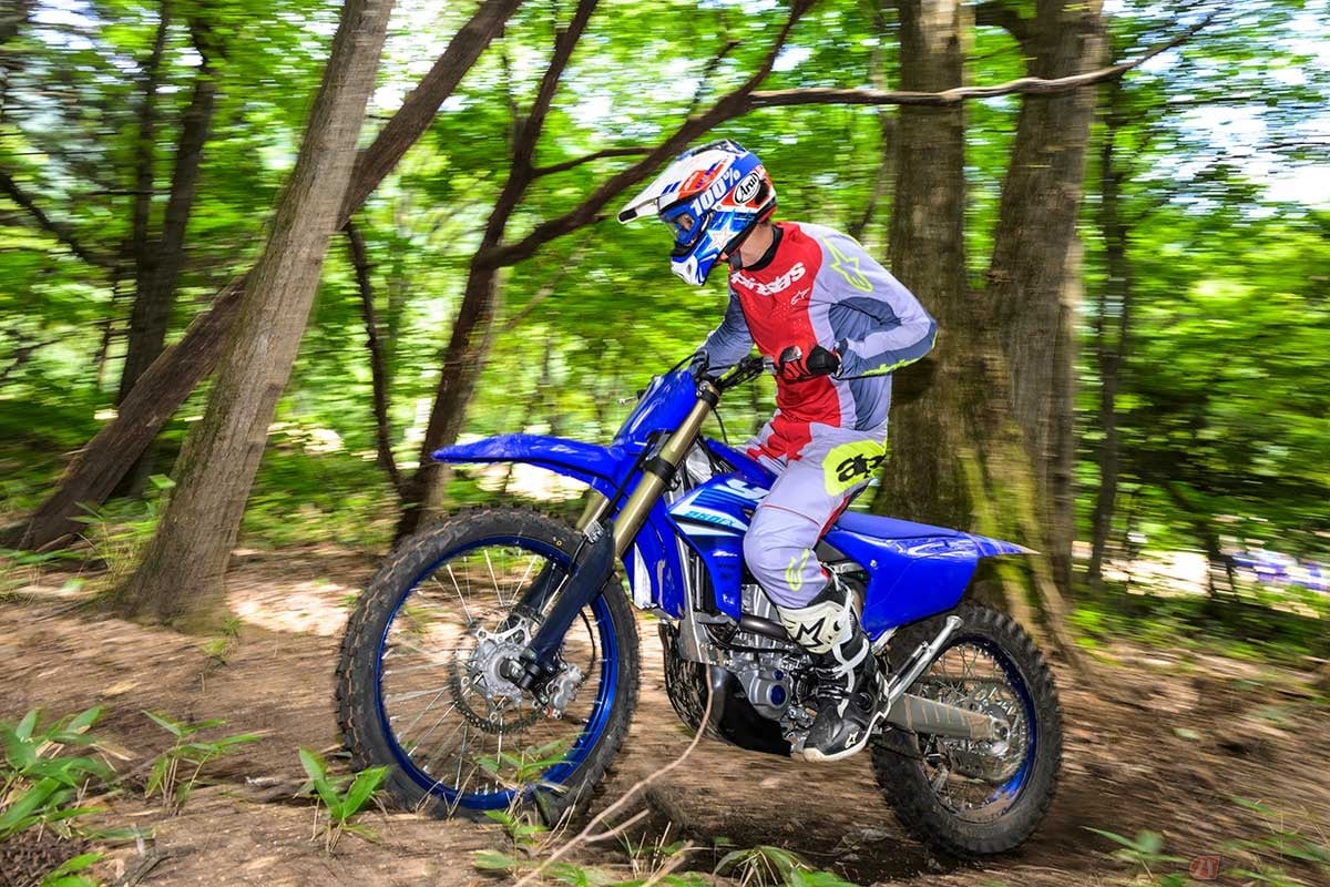 ヤマハ「YZ250FX」(2025年型)に試乗する筆者(青木タカオ)