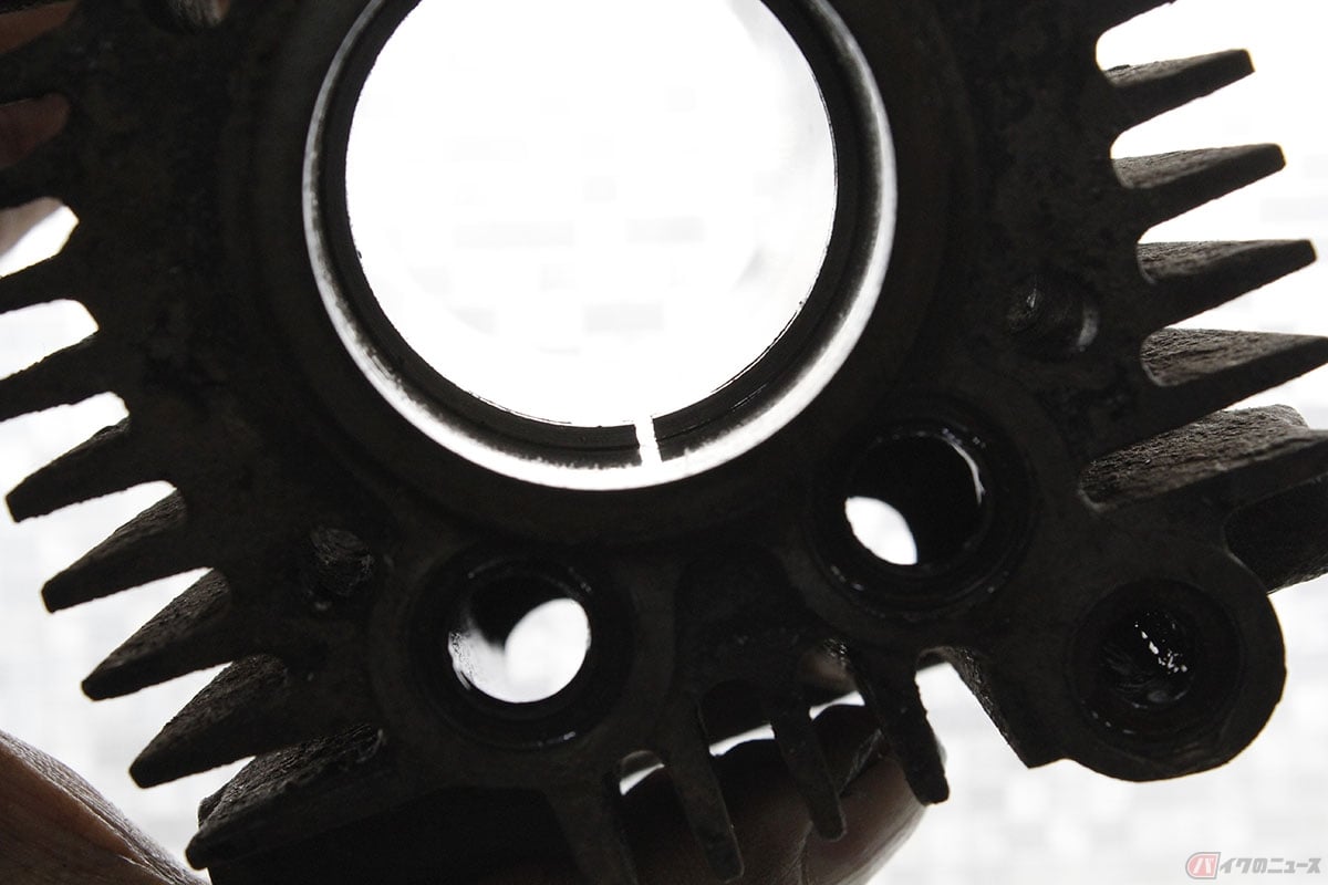 白煙モクモクのエンジン内部は、部品摩耗が凄かった!! 同い年のバイク