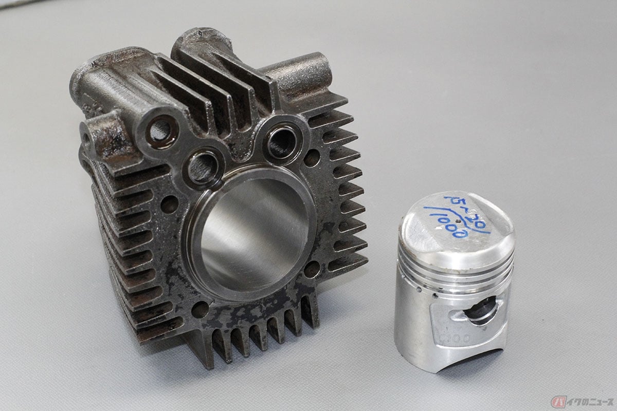 白煙モクモクのエンジン内部は、部品摩耗が凄かった!! 同い年のバイク