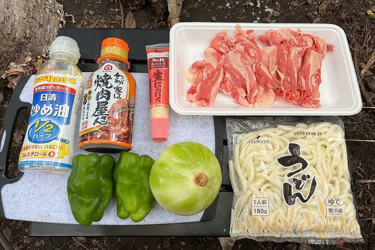 使用する材料は牛バラ肉、うどん1玉、玉ねぎ半分、ピーマン2個、おろし生にんにくチューブ、焼肉のたれ（甘口）、サラダオイル、そしてスパイスソルト