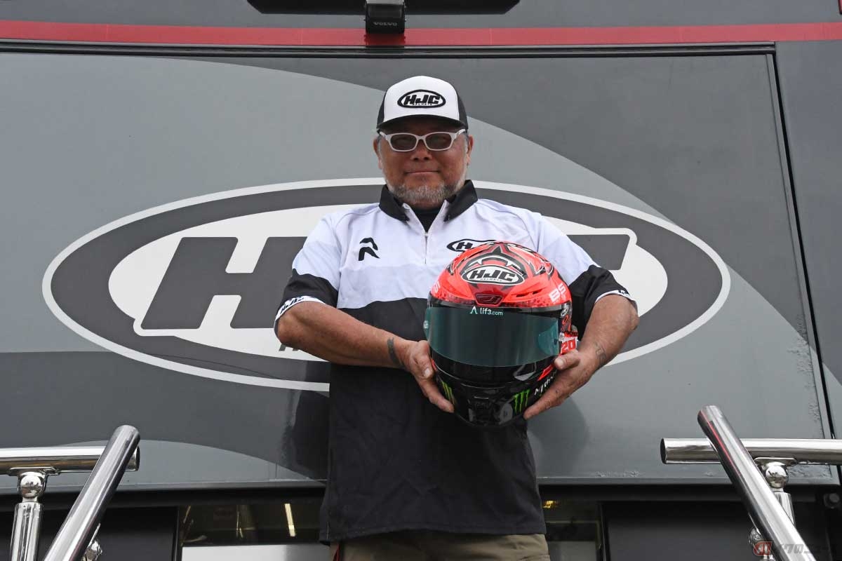 MotoGPのパドックで、HJCのヘルメットサービスを務める長谷川朝弘さん