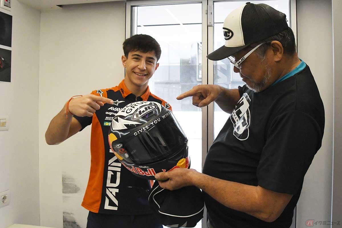 インタビュー中にやってきたMoto3ライダーのルエーダ・ホセ・アントニオ選手(レッドブルKTMアジョ)。急に「写真を撮らせてほしい」とお願いしても、快く応じてくれたナイスガイ