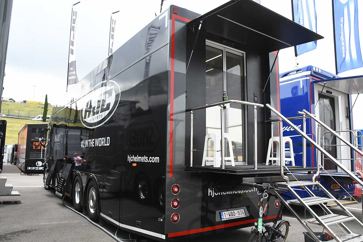 MotoGPパドックに並ぶ、HJCのトレーラー